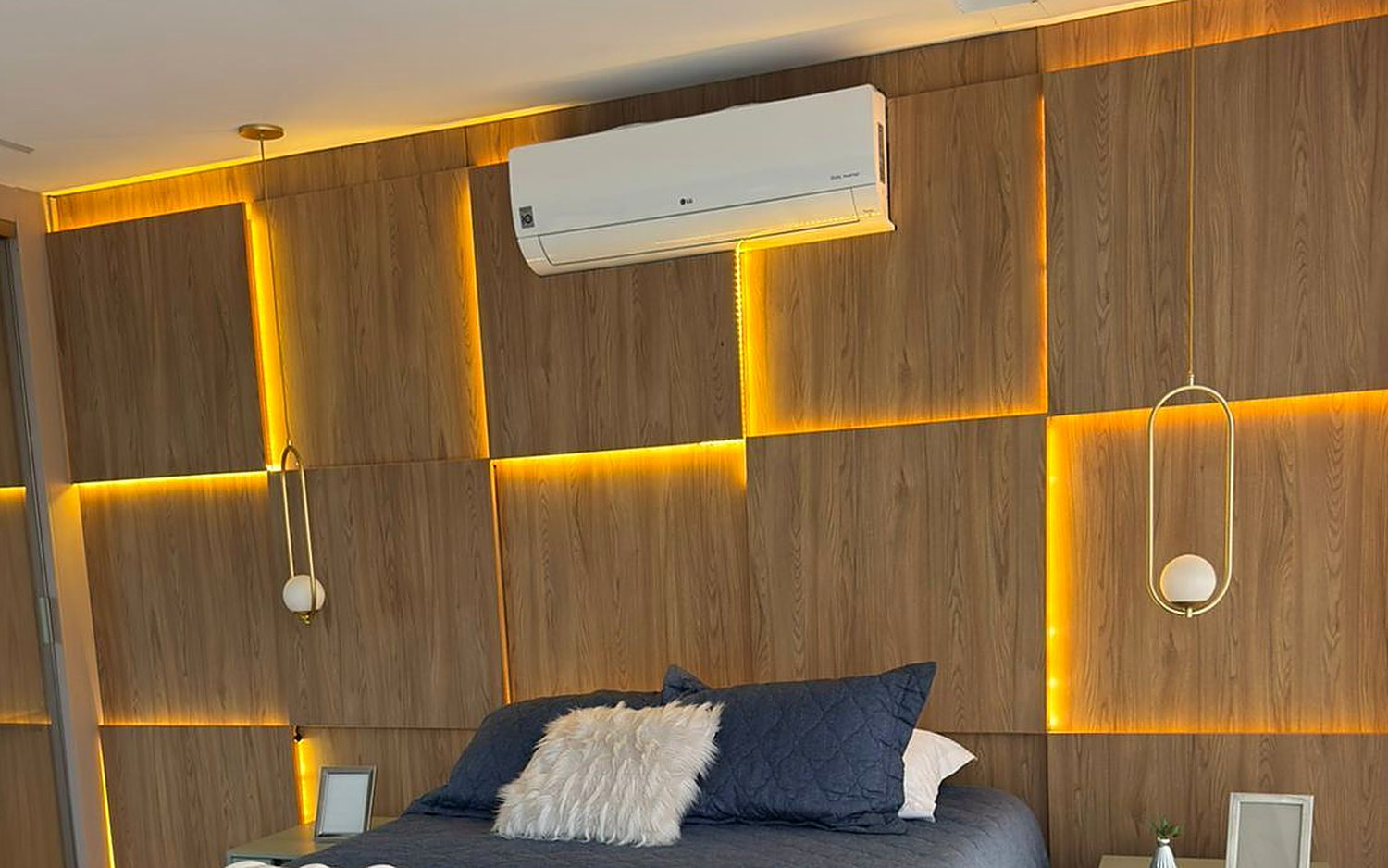 Detalhe do painel de madeira com iluminação LED embutida entre os módulos